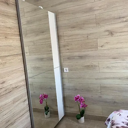 Apartment Roberta Pag -obiteljska Kuca Prizemnica Sa 2 Odvojena Apartmana Od Toga Jedan Moderan Luxuzniji, Pogled Na Sa Velikih Terasa, Dvosobni Pag Town