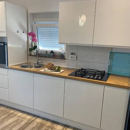 Apartment Roberta Pag -obiteljska Kuca Prizemnica Sa 2 Odvojena Apartmana Od Toga Jedan Moderan Luxuzniji, Pogled Na Sa Velikih Terasa, Dvosobni