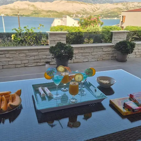 Roberta Pag -obiteljska Kuca Prizemnica Sa 2 Odvojena Apartmana Od Toga Jedan Moderan Luxuzniji, Pogled Na Sa Velikih Terasa, Dvosobni Паг