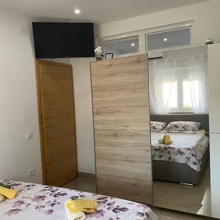 Roberta Pag -obiteljska Kuca Prizemnica Sa 2 Odvojena Apartmana Od Toga Jedan Moderan Luxuzniji, Pogled Na Sa Velikih Terasa, Dvosobni * Паг