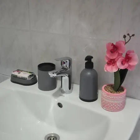 Roberta Pag -obiteljska Kuca Prizemnica Sa 2 Odvojena Apartmana Od Toga Jedan Moderan Luxuzniji, Pogled Na Sa Velikih Terasa, Dvosobni Апартаменты