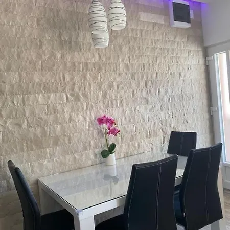 Roberta Pag -obiteljska Kuca Prizemnica Sa 2 Odvojena Apartmana Od Toga Jedan Moderan Luxuzniji, Pogled Na Sa Velikih Terasa, Dvosobni Apartamento Pag Town