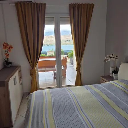 Apartament Roberta Pag -obiteljska Kuca Prizemnica Sa 2 Odvojena Apartmana Od Toga Jedan Moderan Luxuzniji, Pogled Na Sa Velikih Terasa, Dvosobni Pag Town