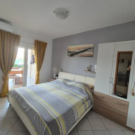 Roberta Pag -obiteljska Kuca Prizemnica Sa 2 Odvojena Apartmana Od Toga Jedan Moderan Luxuzniji, Pogled Na Sa Velikih Terasa, Dvosobni Паг