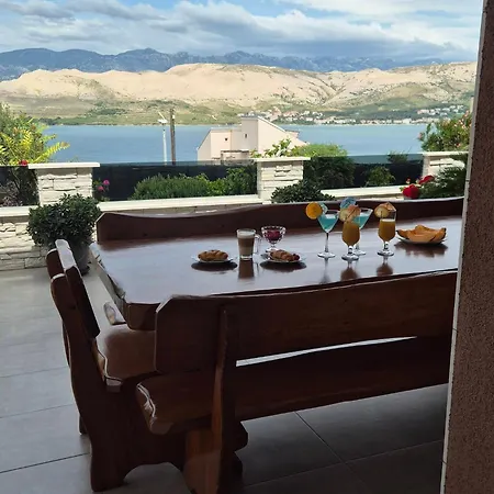 Roberta Pag -obiteljska Kuca Prizemnica Sa 2 Odvojena Apartmana Od Toga Jedan Moderan Luxuzniji, Pogled Na Sa Velikih Terasa, Dvosobni Паг