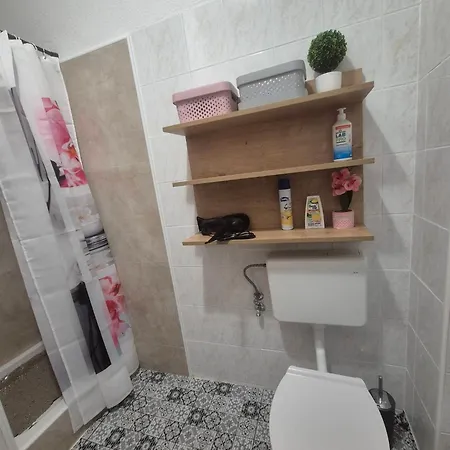 Апартаменты Roberta Pag -obiteljska Kuca Prizemnica Sa 2 Odvojena Apartmana Od Toga Jedan Moderan Luxuzniji, Pogled Na Sa Velikih Terasa, Dvosobni