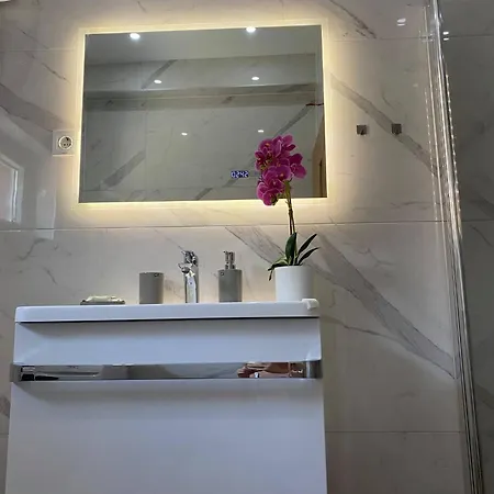 Roberta Pag -obiteljska Kuca Prizemnica Sa 2 Odvojena Apartmana Od Toga Jedan Moderan Luxuzniji, Pogled Na Sa Velikih Terasa, Dvosobni Апартаменты *