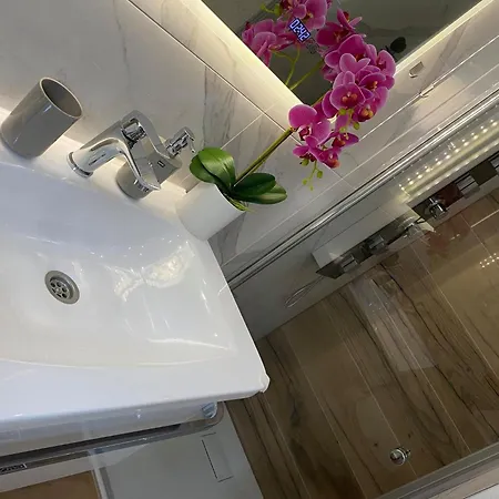 Roberta Pag -obiteljska Kuca Prizemnica Sa 2 Odvojena Apartmana Od Toga Jedan Moderan Luxuzniji, Pogled Na Sa Velikih Terasa, Dvosobni