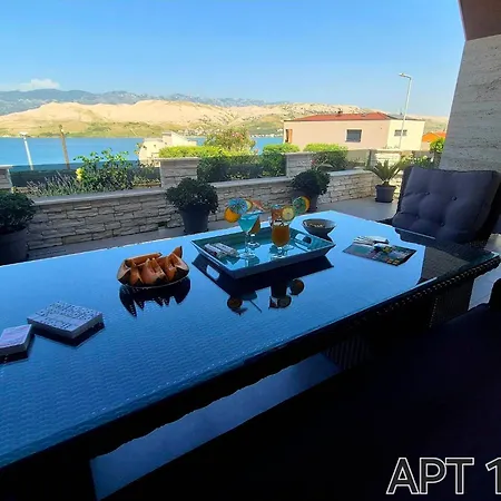 Apartament Roberta Pag -obiteljska Kuca Prizemnica Sa 2 Odvojena Apartmana Od Toga Jedan Moderan Luxuzniji, Pogled Na Sa Velikih Terasa, Dvosobni Pag Town
