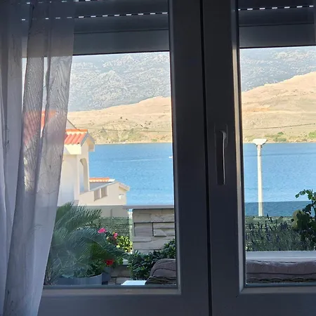 Апартаменты Roberta Pag -obiteljska Kuca Prizemnica Sa 2 Odvojena Apartmana Od Toga Jedan Moderan Luxuzniji, Pogled Na Sa Velikih Terasa, Dvosobni *