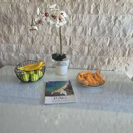 Апартаменты Roberta Pag -obiteljska Kuca Prizemnica Sa 2 Odvojena Apartmana Od Toga Jedan Moderan Luxuzniji, Pogled Na Sa Velikih Terasa, Dvosobni