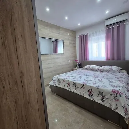 Roberta Pag -obiteljska Kuca Prizemnica Sa 2 Odvojena Apartmana Od Toga Jedan Moderan Luxuzniji, Pogled Na Sa Velikih Terasa, Dvosobni * Pag Town