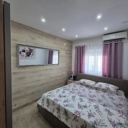 Roberta Pag -obiteljska Kuca Prizemnica Sa 2 Odvojena Apartmana Od Toga Jedan Moderan Luxuzniji, Pogled Na Sa Velikih Terasa, Dvosobni Apartamento Pag Town