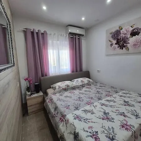Roberta Pag -obiteljska Kuca Prizemnica Sa 2 Odvojena Apartmana Od Toga Jedan Moderan Luxuzniji, Pogled Na Sa Velikih Terasa, Dvosobni *