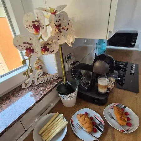Roberta Pag -obiteljska Kuca Prizemnica Sa 2 Odvojena Apartmana Od Toga Jedan Moderan Luxuzniji, Pogled Na Sa Velikih Terasa, Dvosobni Apartamento *