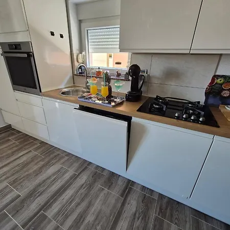 Apartamento Roberta Pag -obiteljska Kuca Prizemnica Sa 2 Odvojena Apartmana Od Toga Jedan Moderan Luxuzniji, Pogled Na Sa Velikih Terasa, Dvosobni *