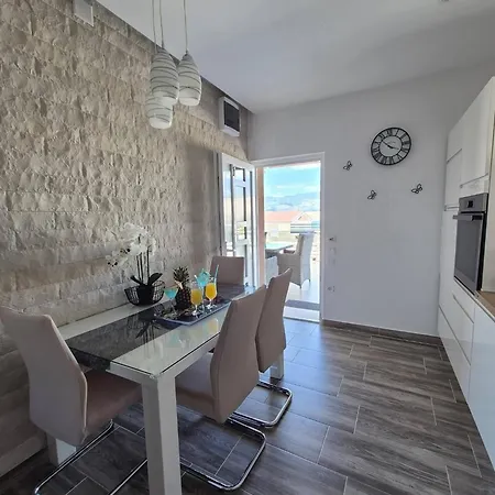 Roberta Pag -obiteljska Kuca Prizemnica Sa 2 Odvojena Apartmana Od Toga Jedan Moderan Luxuzniji, Pogled Na Sa Velikih Terasa, Dvosobni Apartamento Pag Town