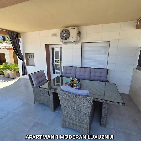 Apartamento Roberta Pag -obiteljska Kuca Prizemnica Sa 2 Odvojena Apartmana Od Toga Jedan Moderan Luxuzniji, Pogled Na Sa Velikih Terasa, Dvosobni Pag Town