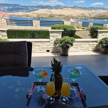 Roberta Pag -obiteljska Kuca Prizemnica Sa 2 Odvojena Apartmana Od Toga Jedan Moderan Luxuzniji, Pogled Na Sa Velikih Terasa, Dvosobni
