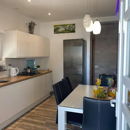 Roberta Pag -obiteljska Kuca Prizemnica Sa 2 Odvojena Apartmana Od Toga Jedan Moderan Luxuzniji, Pogled Na Sa Velikih Terasa, Dvosobni Pag Town