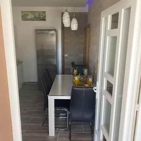Roberta Pag -obiteljska Kuca Prizemnica Sa 2 Odvojena Apartmana Od Toga Jedan Moderan Luxuzniji, Pogled Na Sa Velikih Terasa, Dvosobni