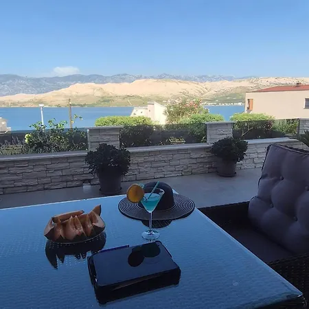 Apartment Roberta Pag -obiteljska Kuca Prizemnica Sa 2 Odvojena Apartmana Od Toga Jedan Moderan Luxuzniji, Pogled Na Sa Velikih Terasa, Dvosobni Pag Town