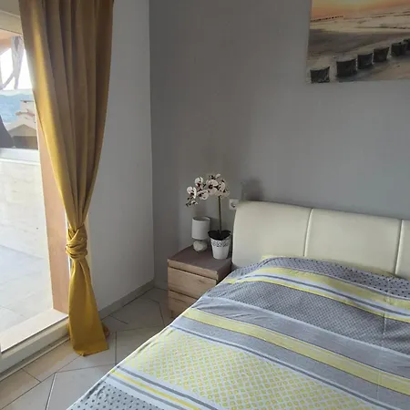Apartment Roberta Pag -obiteljska Kuca Prizemnica Sa 2 Odvojena Apartmana Od Toga Jedan Moderan Luxuzniji, Pogled Na Sa Velikih Terasa, Dvosobni Pag Town