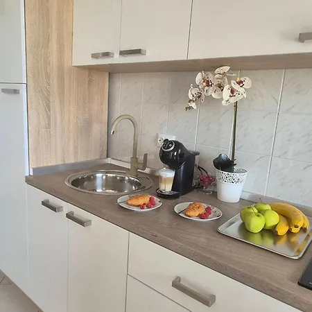 Roberta Pag -obiteljska Kuca Prizemnica Sa 2 Odvojena Apartmana Od Toga Jedan Moderan Luxuzniji, Pogled Na Sa Velikih Terasa, Dvosobni Pag Town
