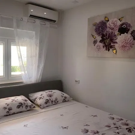 Roberta Pag -obiteljska Kuca Prizemnica Sa 2 Odvojena Apartmana Od Toga Jedan Moderan Luxuzniji, Pogled Na Sa Velikih Terasa, Dvosobni