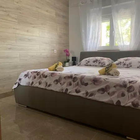 Apartment Roberta Pag -obiteljska Kuca Prizemnica Sa 2 Odvojena Apartmana Od Toga Jedan Moderan Luxuzniji, Pogled Na Sa Velikih Terasa, Dvosobni