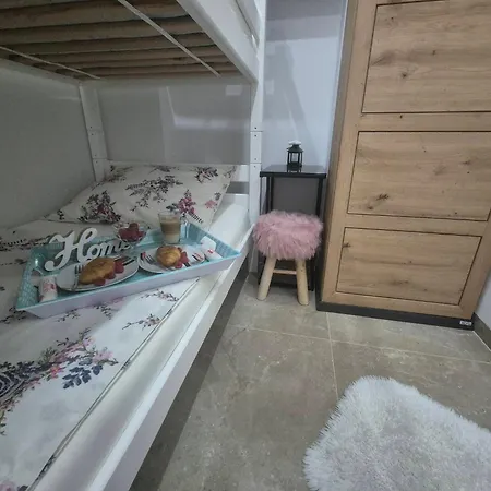 Apartment Roberta Pag -obiteljska Kuca Prizemnica Sa 2 Odvojena Apartmana Od Toga Jedan Moderan Luxuzniji, Pogled Na Sa Velikih Terasa, Dvosobni *