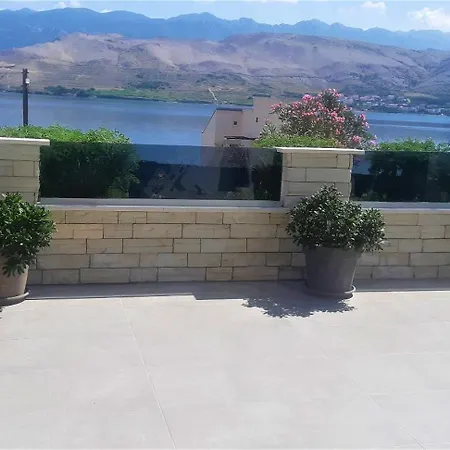 Apartment Roberta Pag -obiteljska Kuca Prizemnica Sa 2 Odvojena Apartmana Od Toga Jedan Moderan Luxuzniji, Pogled Na Sa Velikih Terasa, Dvosobni Pag Town