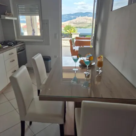 Roberta Pag -obiteljska Kuca Prizemnica Sa 2 Odvojena Apartmana Od Toga Jedan Moderan Luxuzniji, Pogled Na Sa Velikih Terasa, Dvosobni Apartment *