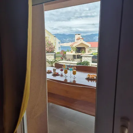 Apartment Roberta Pag -obiteljska Kuca Prizemnica Sa 2 Odvojena Apartmana Od Toga Jedan Moderan Luxuzniji, Pogled Na Sa Velikih Terasa, Dvosobni Pag Town