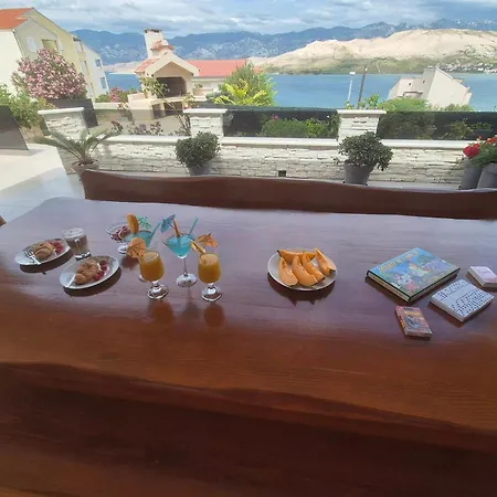 Roberta Pag -obiteljska Kuca Prizemnica Sa 2 Odvojena Apartmana Od Toga Jedan Moderan Luxuzniji, Pogled Na Sa Velikih Terasa, Dvosobni Pag Town