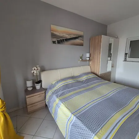 Roberta Pag -obiteljska Kuca Prizemnica Sa 2 Odvojena Apartmana Od Toga Jedan Moderan Luxuzniji, Pogled Na Sa Velikih Terasa, Dvosobni * Pag Town
