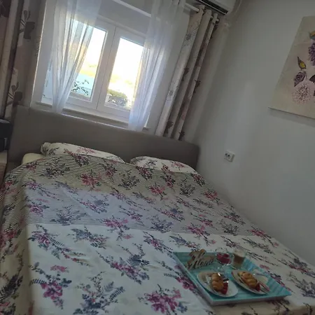 Apartment Roberta Pag -obiteljska Kuca Prizemnica Sa 2 Odvojena Apartmana Od Toga Jedan Moderan Luxuzniji, Pogled Na Sa Velikih Terasa, Dvosobni