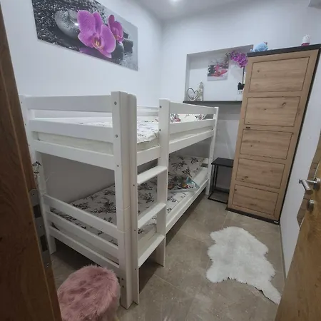 Roberta Pag -obiteljska Kuca Prizemnica Sa 2 Odvojena Apartmana Od Toga Jedan Moderan Luxuzniji, Pogled Na Sa Velikih Terasa, Dvosobni Apartment