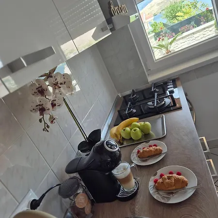 Apartment Roberta Pag -obiteljska Kuca Prizemnica Sa 2 Odvojena Apartmana Od Toga Jedan Moderan Luxuzniji, Pogled Na Sa Velikih Terasa, Dvosobni