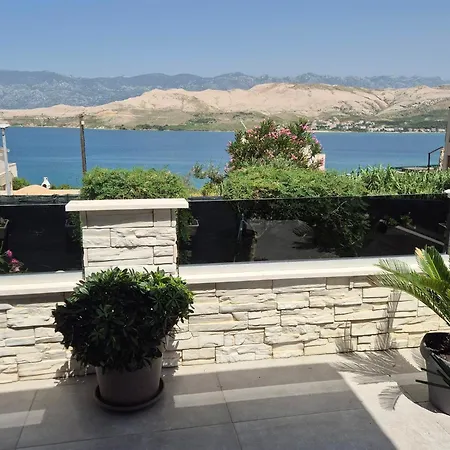 Roberta Pag -obiteljska Kuca Prizemnica Sa 2 Odvojena Apartmana Od Toga Jedan Moderan Luxuzniji, Pogled Na Sa Velikih Terasa, Dvosobni Apartment Pag Town