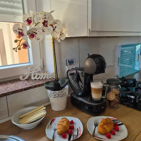 Apartment Roberta Pag -obiteljska Kuca Prizemnica Sa 2 Odvojena Apartmana Od Toga Jedan Moderan Luxuzniji, Pogled Na Sa Velikih Terasa, Dvosobni
