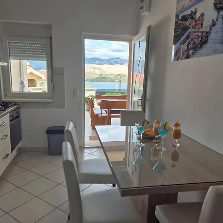 Roberta Pag -obiteljska Kuca Prizemnica Sa 2 Odvojena Apartmana Od Toga Jedan Moderan Luxuzniji, Pogled Na Sa Velikih Terasa, Dvosobni Apartment