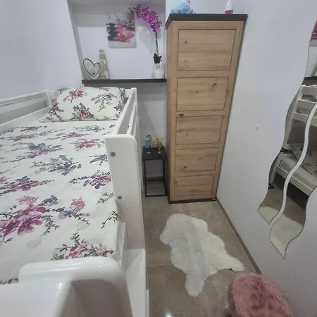 Apartment Roberta Pag -obiteljska Kuca Prizemnica Sa 2 Odvojena Apartmana Od Toga Jedan Moderan Luxuzniji, Pogled Na Sa Velikih Terasa, Dvosobni Pag Town