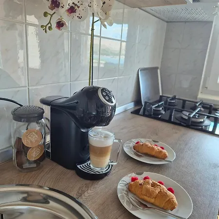 Roberta Pag -obiteljska Kuca Prizemnica Sa 2 Odvojena Apartmana Od Toga Jedan Moderan Luxuzniji, Pogled Na Sa Velikih Terasa, Dvosobni * Pag Town