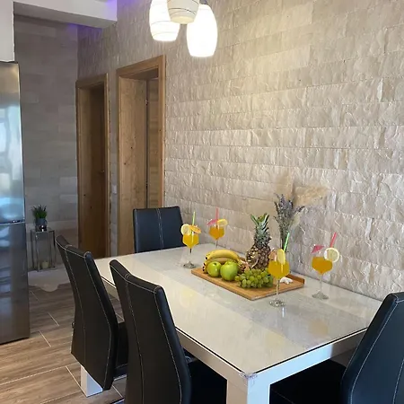 Roberta Pag -obiteljska Kuca Prizemnica Sa 2 Odvojena Apartmana Od Toga Jedan Moderan Luxuzniji, Pogled Na Sa Velikih Terasa, Dvosobni Apartment