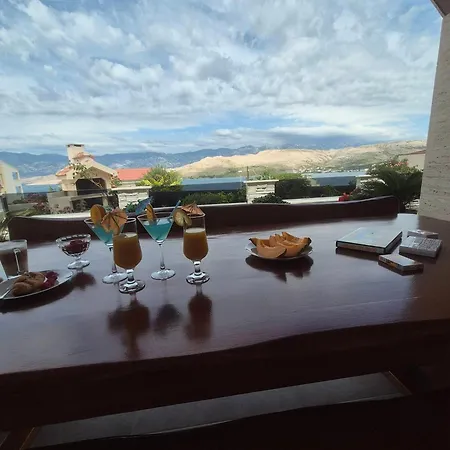 Apartment Roberta Pag -obiteljska Kuca Prizemnica Sa 2 Odvojena Apartmana Od Toga Jedan Moderan Luxuzniji, Pogled Na Sa Velikih Terasa, Dvosobni Pag Town