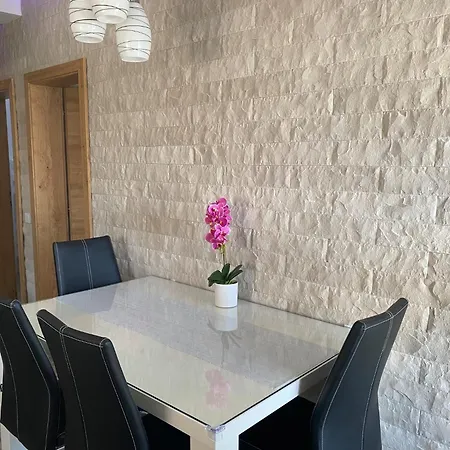 Apartment Roberta Pag -obiteljska Kuca Prizemnica Sa 2 Odvojena Apartmana Od Toga Jedan Moderan Luxuzniji, Pogled Na Sa Velikih Terasa, Dvosobni